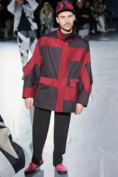 Look 16